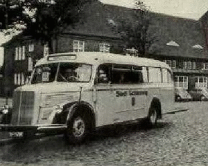 Bus des Baujahres 1950 vor dem Bundesbahnhof