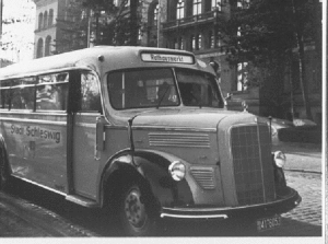 Bus des Baujahres 1950 vor der Regierung